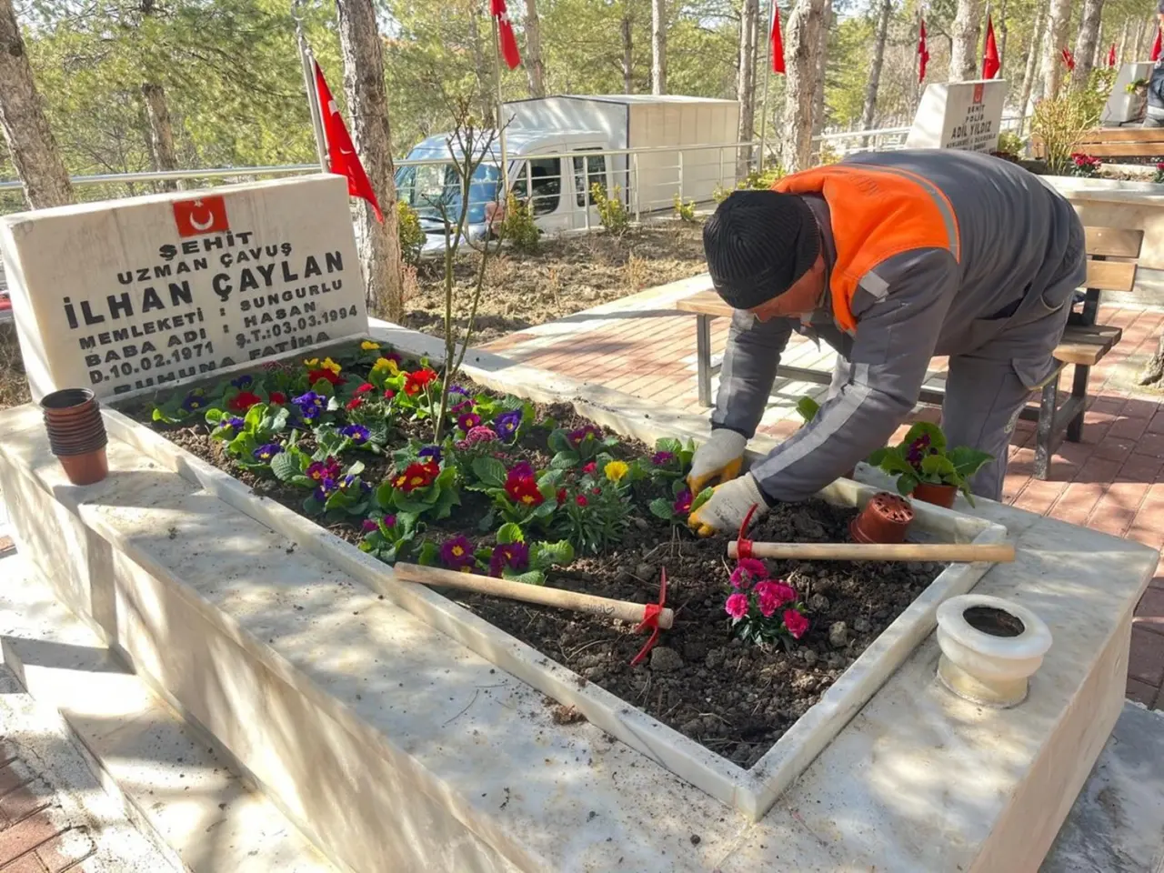 Şehit Mezarlarında Bakım ve Onarım Çalışması 6