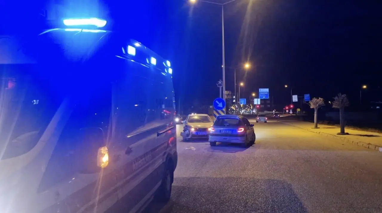 İki Otomobil Çarpıştı: 2 Yaralı 2