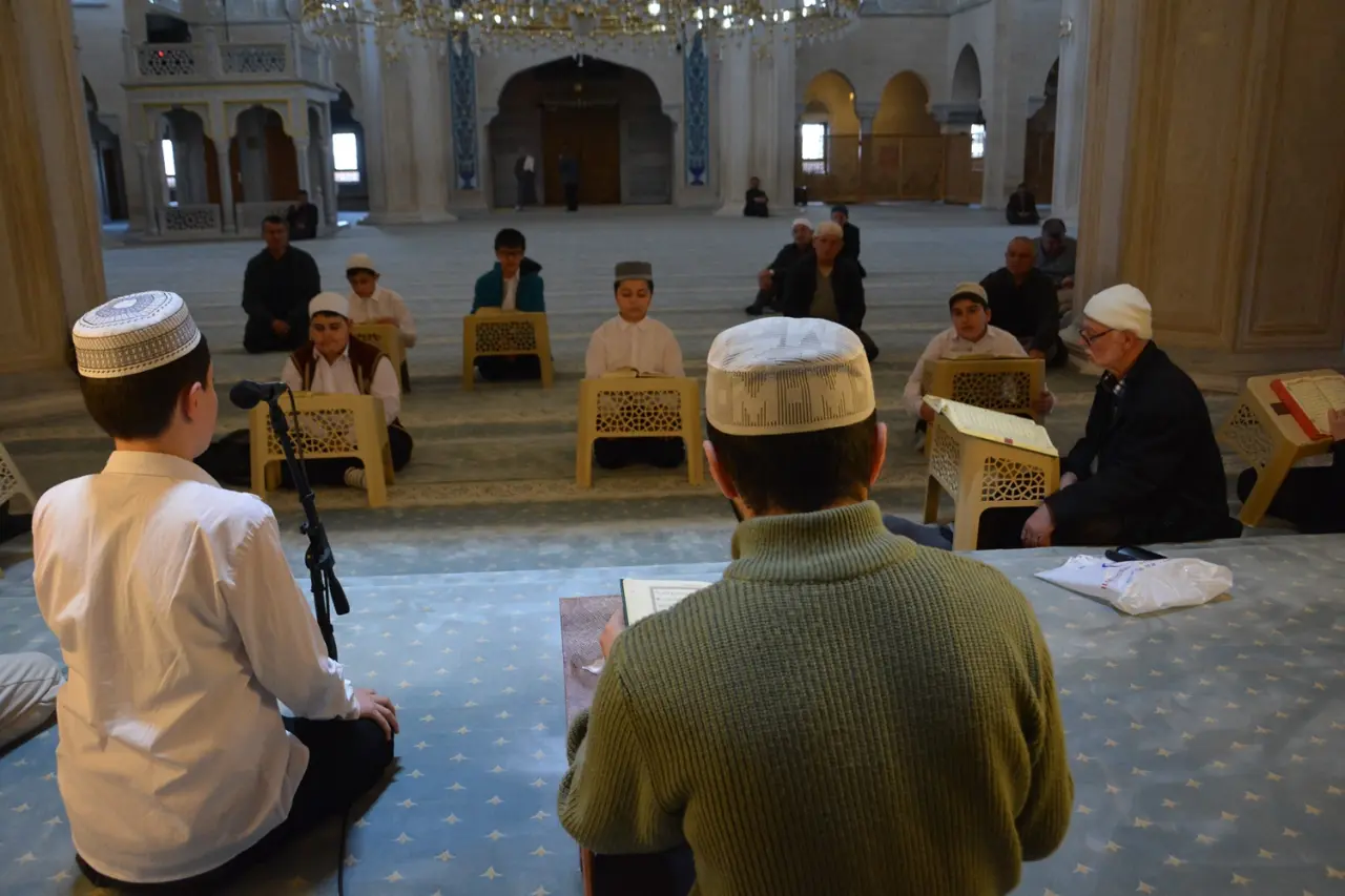 Çorum'da Ramazan Ayının Son Cuma Namazında Vatandaşlar Camilere Akın Etti 8