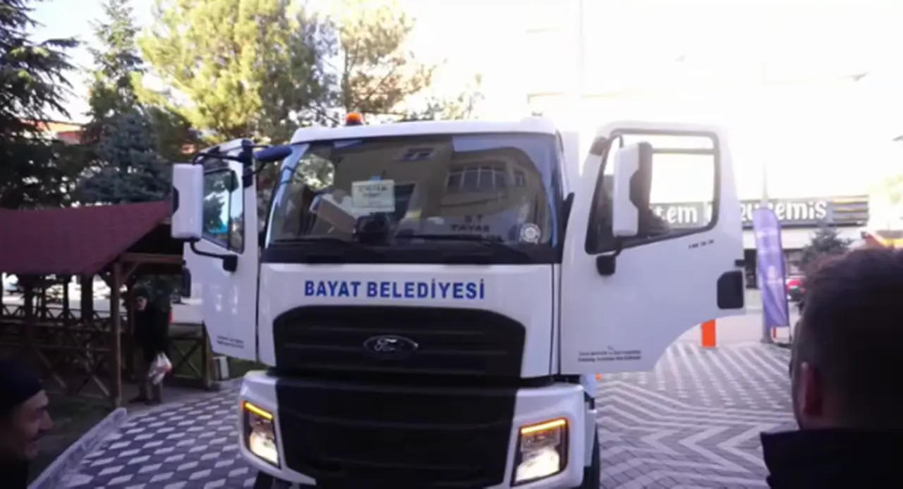Bayat’a Çöp Kamyonu Hibesi 4