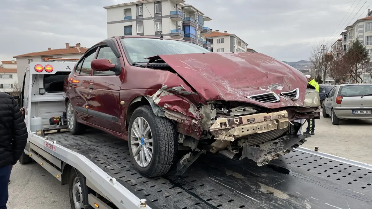 Minibüs İle Otomobil Birbirine Girdi, Yaralılar Var 6