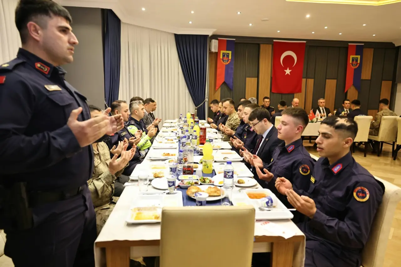 Jandarma Teşkilatıyla İftarda Bir Araya Geldi 4