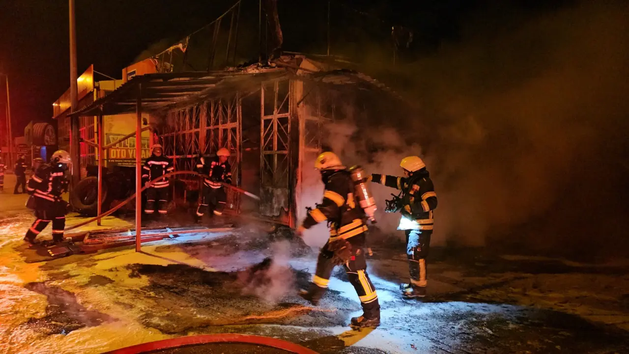 Çorum’da Yangın Çıkan Oto Lastik Servisinde Hasar Oluştu 2