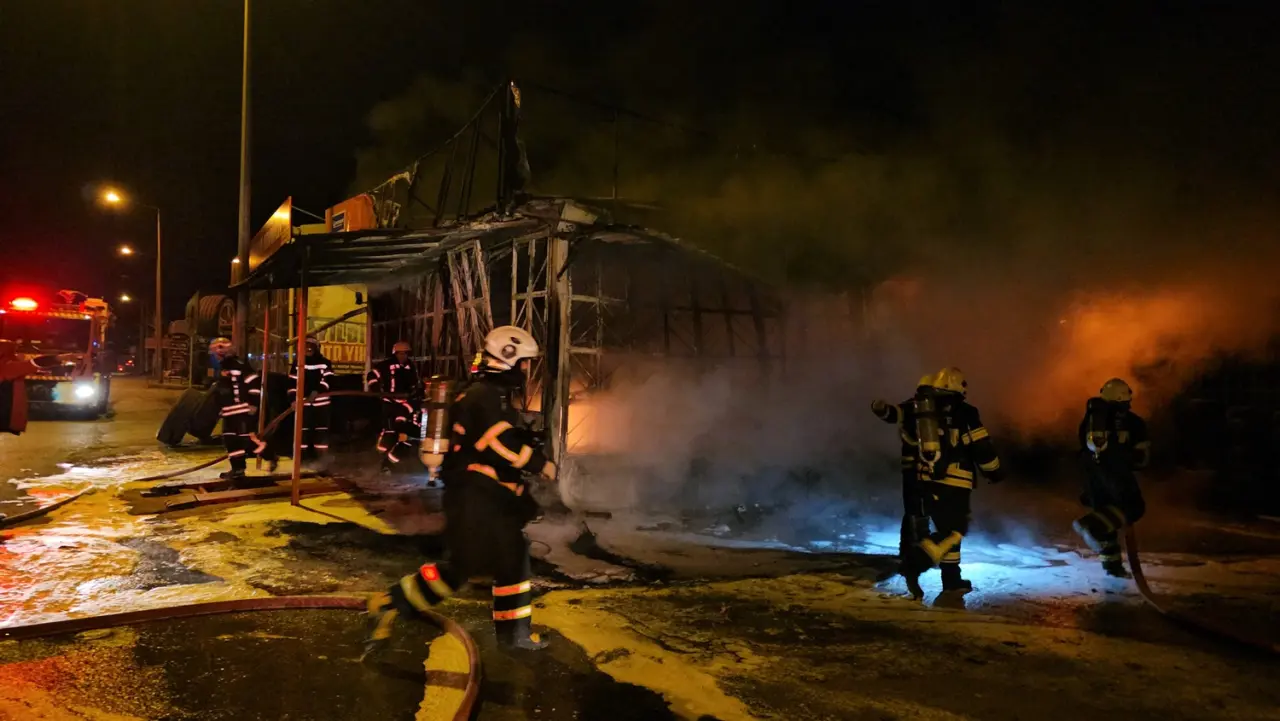 Çorum’da Yangın Çıkan Oto Lastik Servisinde Hasar Oluştu 3