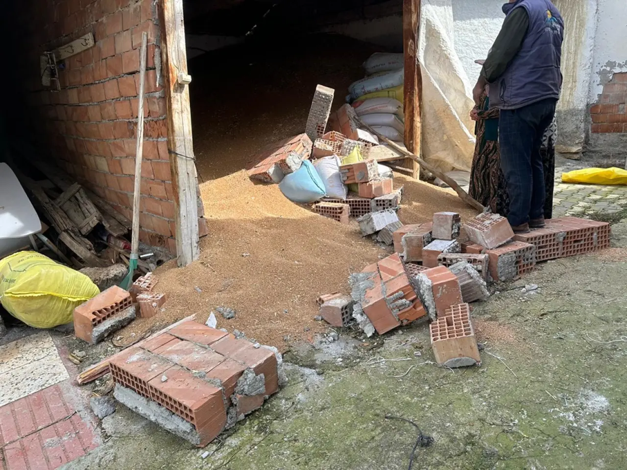 Yıkılan Duvarın Altında Kaldılar 1