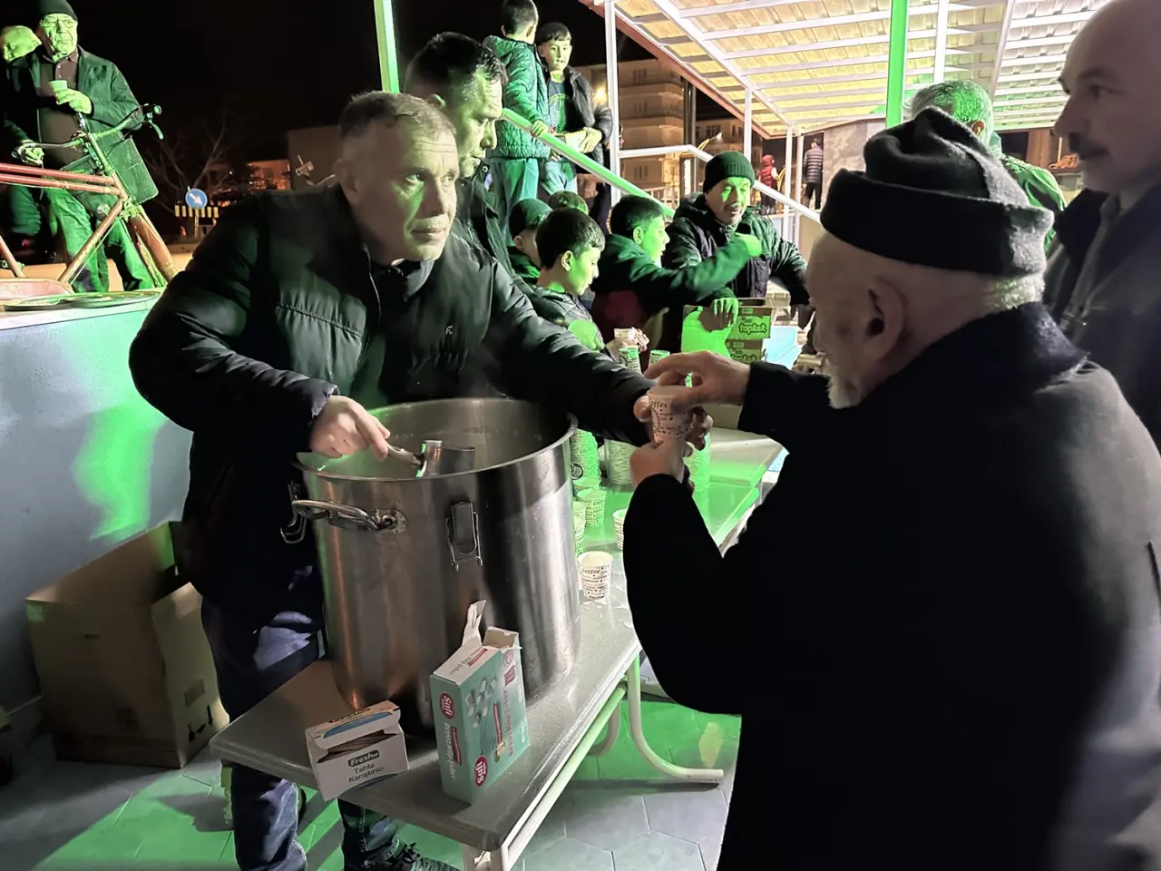 Vatandaşlara Yaklaşık 100 Kilogram Süt İkram Edildi 2