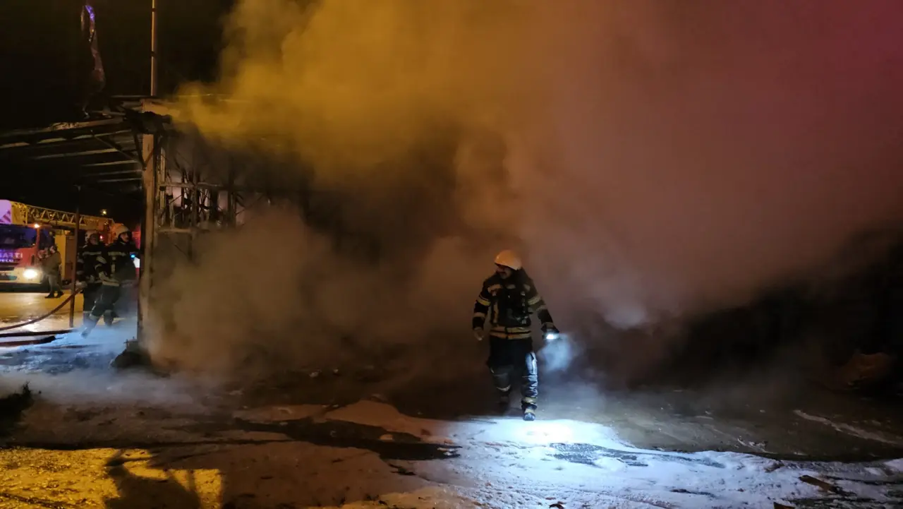 Çorum’da Yangın Çıkan Oto Lastik Servisinde Hasar Oluştu 4