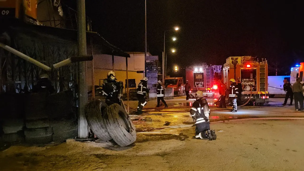 Çorum’da Yangın Çıkan Oto Lastik Servisinde Hasar Oluştu 1