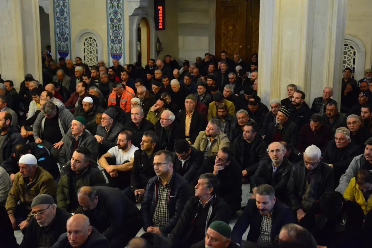 Çorum'da Ramazan Ayının Son Cuma Namazında Vatandaşlar Camilere Akın Etti 2