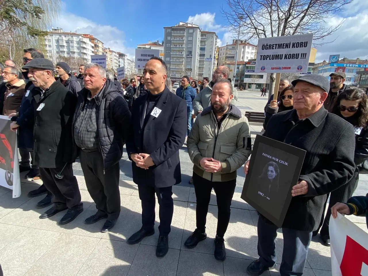 Öldürülen Öğretmen İçin Meydanda Toplandılar 3