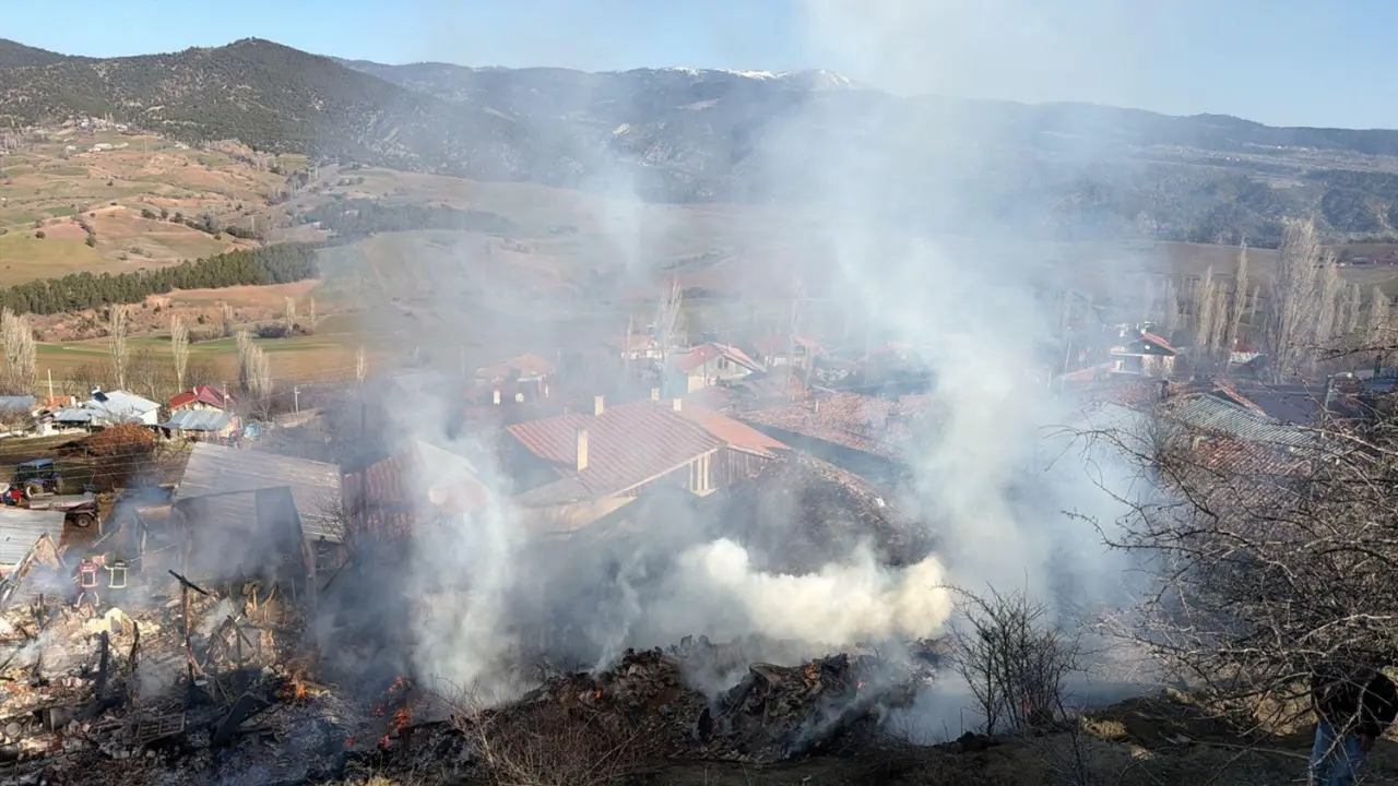 Çorum'da Çıkan Yangında 2 Ev İle Ambar Zarar Gördü 2