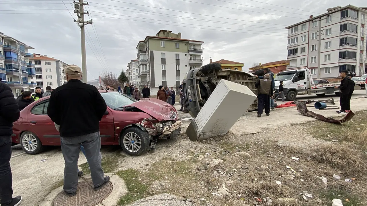 Minibüs İle Otomobil Birbirine Girdi, Yaralılar Var 3