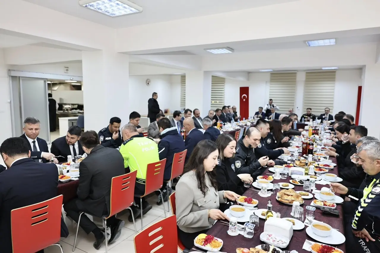 Vali Çalgan, Emniyet Personeliyle İftar Yaptı 1