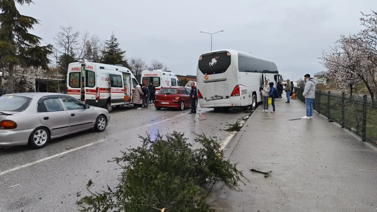 Yolcu Otobüsü ile Kamyonet Çarpıştı, Ölü ve Yaralılar Var 1