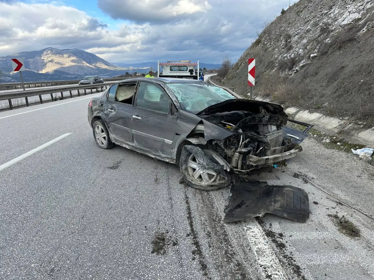 Otomobil Refüje Girdi, Yaralılar Var 1