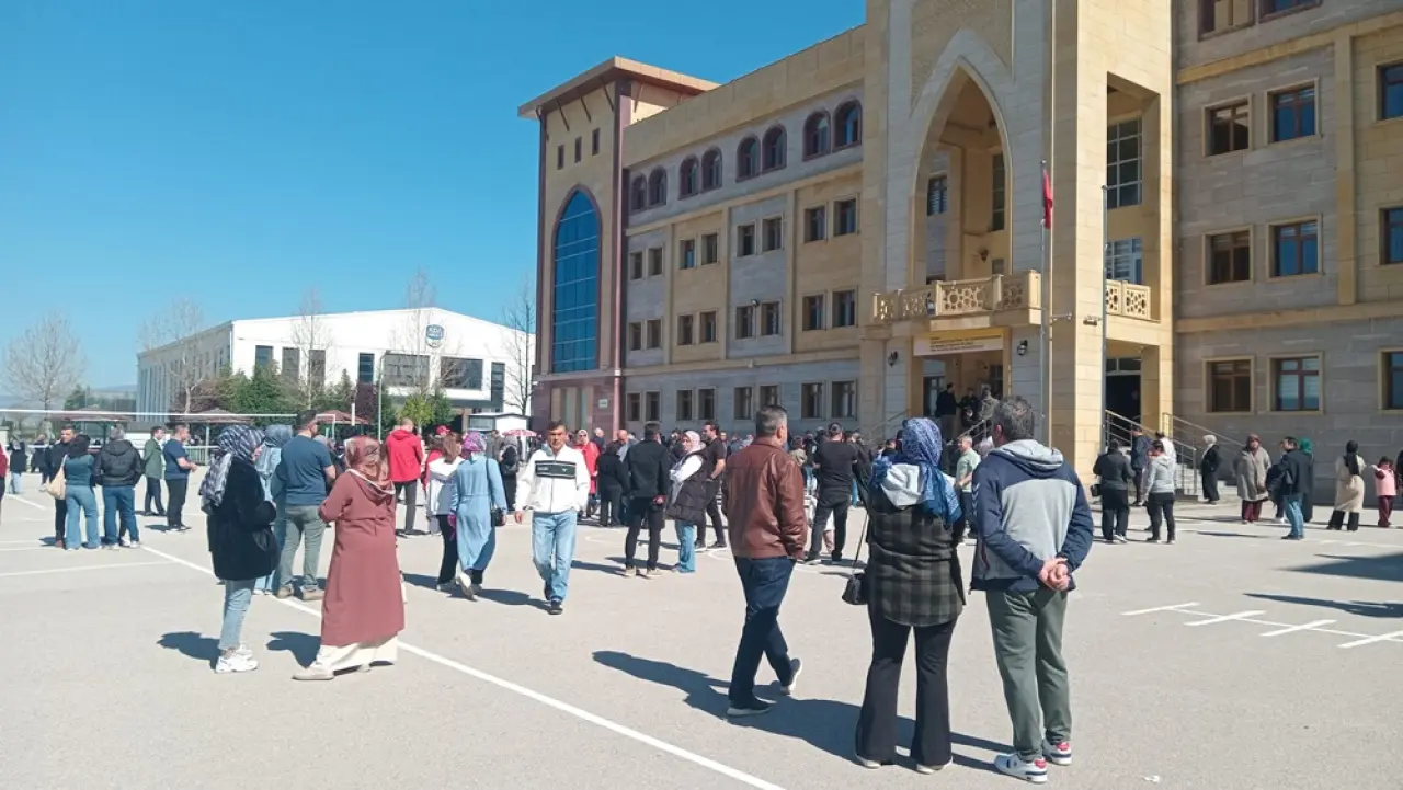 Öğrenciler Ter Döktü, Veliler Kapıda Bekledi 1