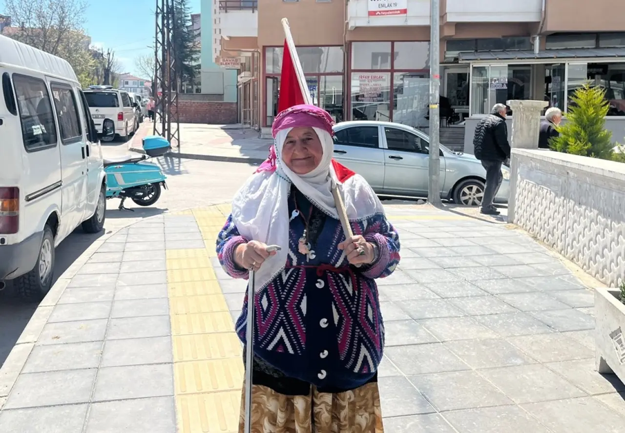 Satı Teyzenin Bayrak Sevgisi Yürekleri Isıttı 1