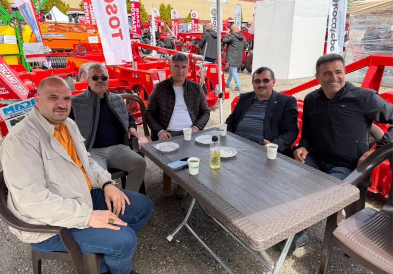 Özdemir, Üreticilerle Fuarda Bir Araya Geldi 1
