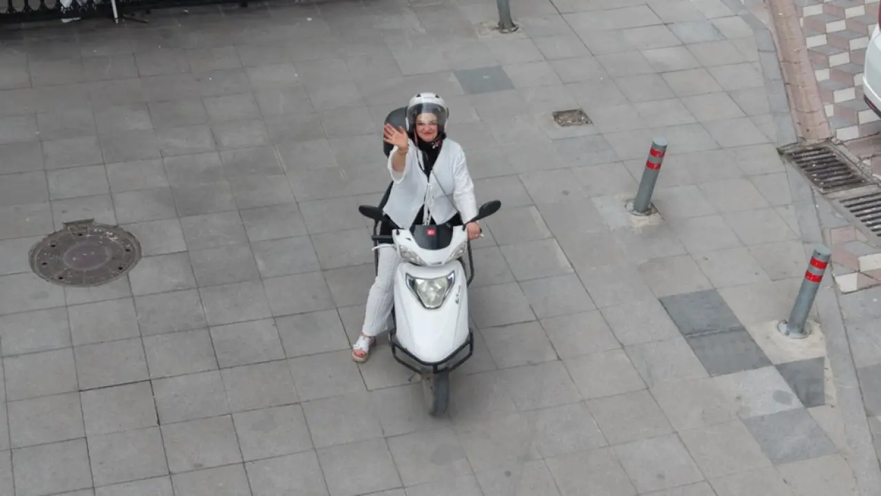 Evde Anne, Sokakta Motokurye 3