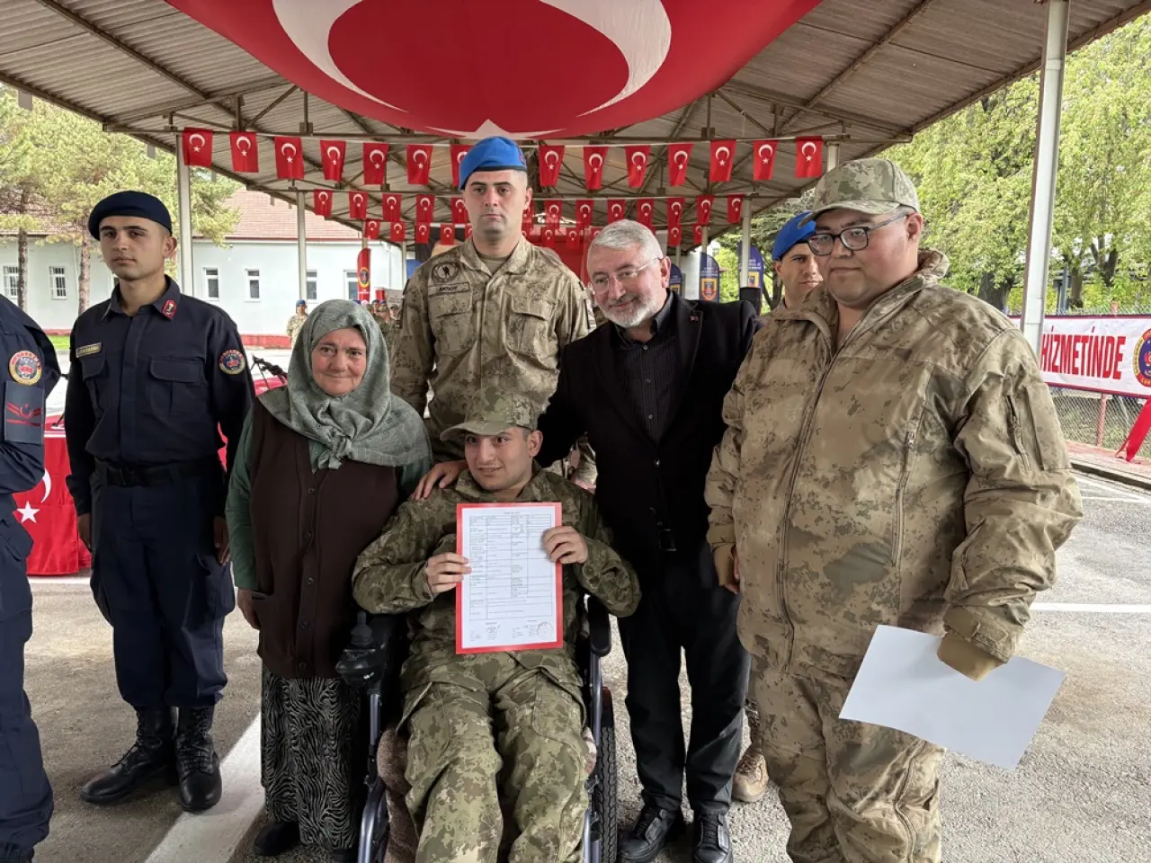 Eller Bayrakta Yürekler Gururla Çarptı 2