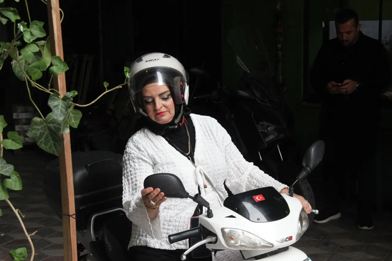 Evde Anne, Sokakta Motokurye 2