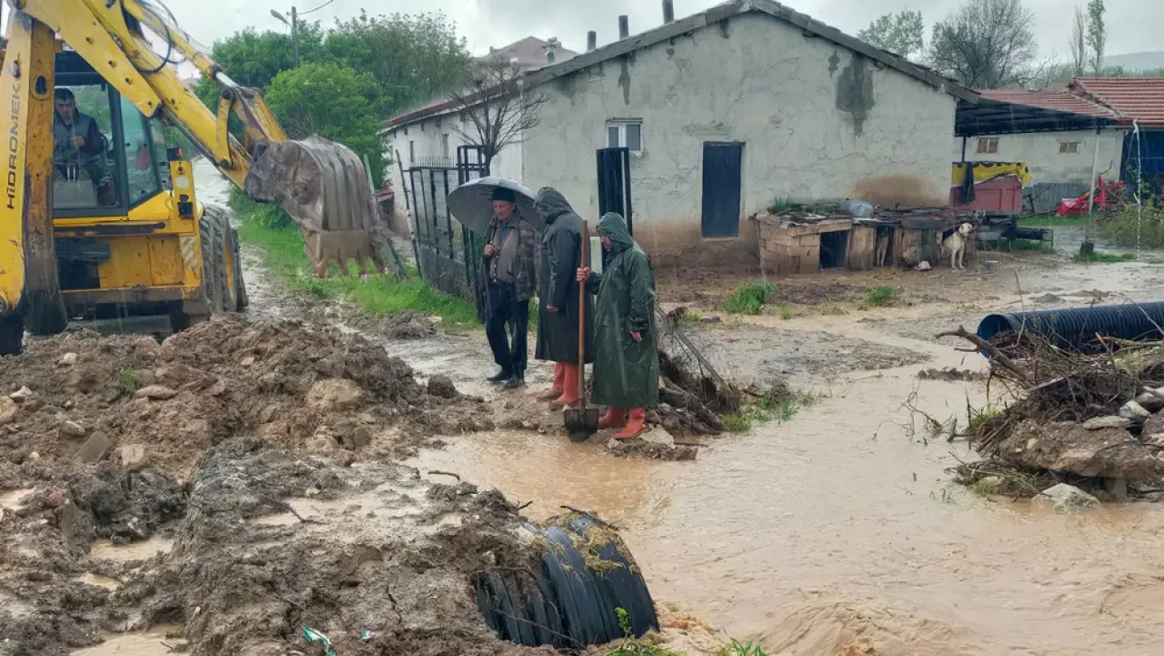 Köyleri Sel Vurdu, Taşan Dereler Arazileri Yuttu 3
