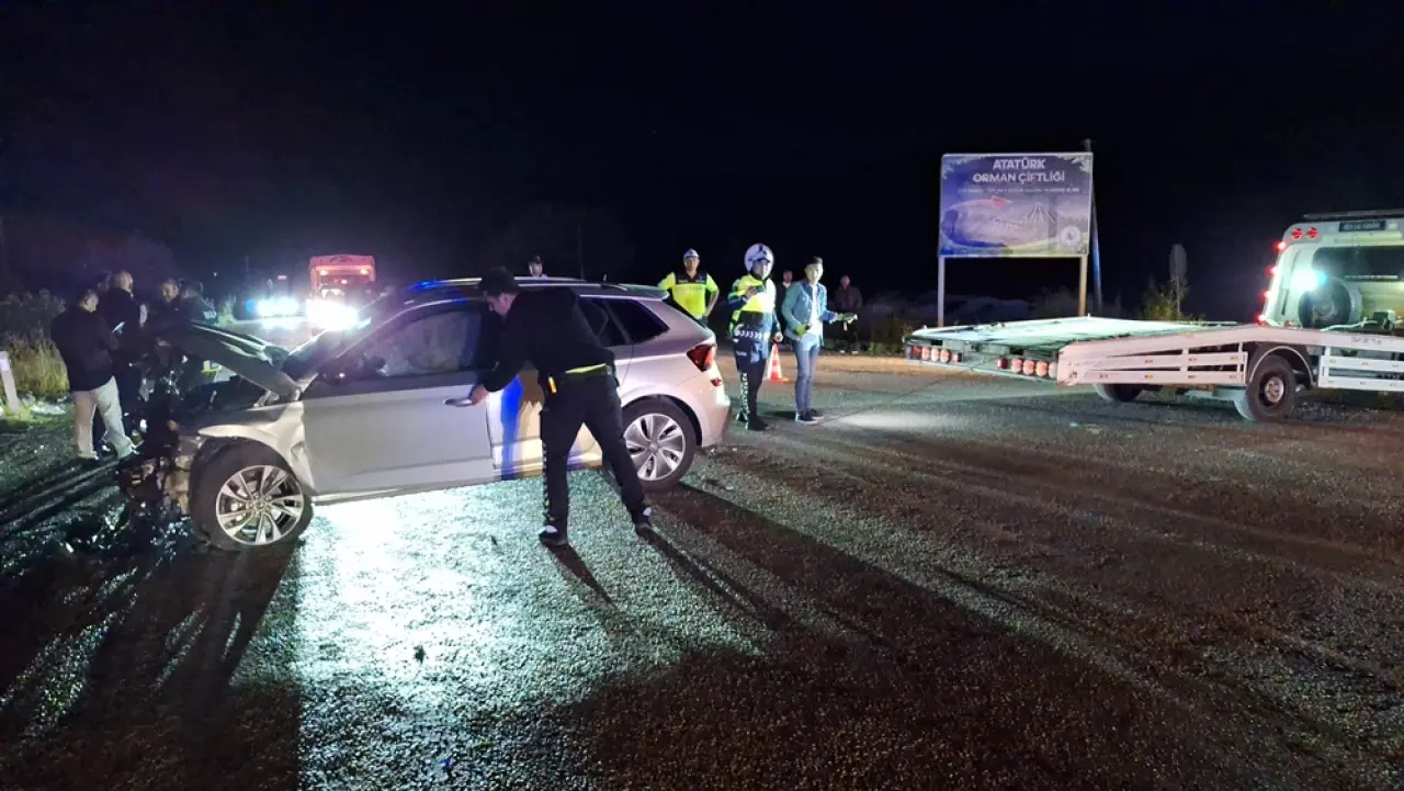 Otomobiller Çarpıştı, 7 Kişi Araçta Sıkıştı 6