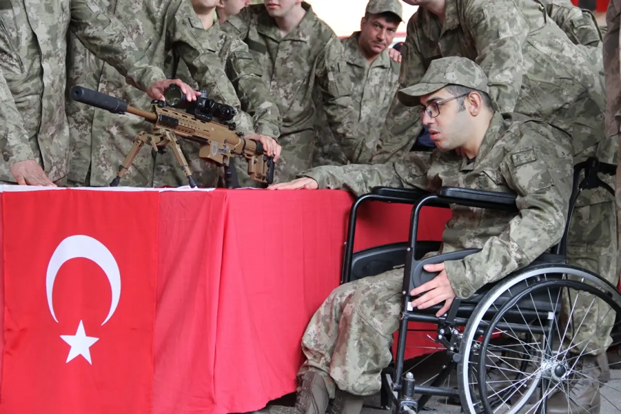 Eller Bayrakta Yürekler Gururla Çarptı 5