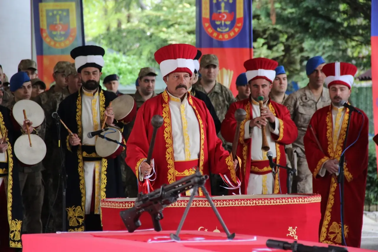 Eller Bayrakta Yürekler Gururla Çarptı 4