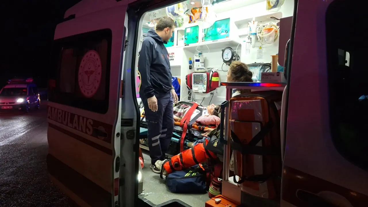 Otomobiller Çarpıştı, 7 Kişi Araçta Sıkıştı 5