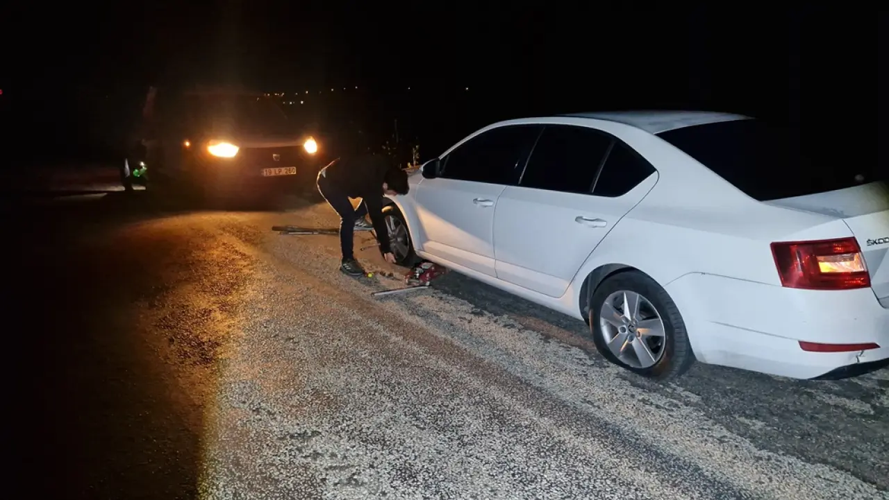 Çukura Giren Araç Bir Anda Yolda Kaldı 1