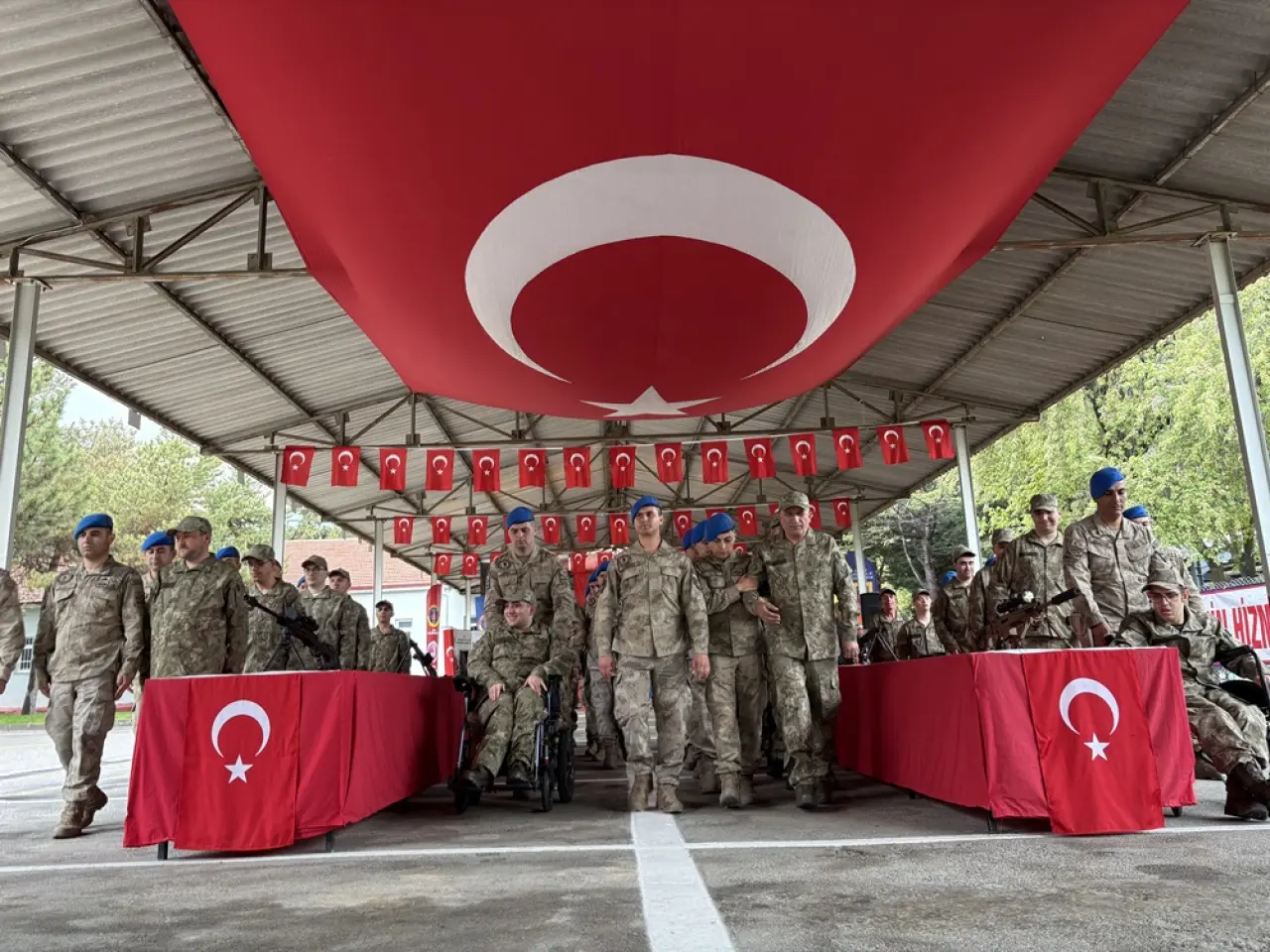 Eller Bayrakta Yürekler Gururla Çarptı 1