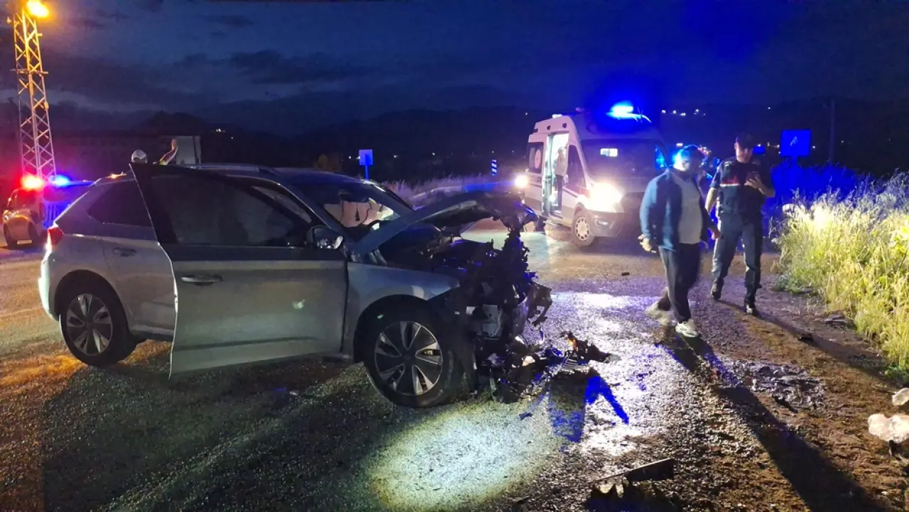 Otomobiller Çarpıştı, 7 Kişi Araçta Sıkıştı 2