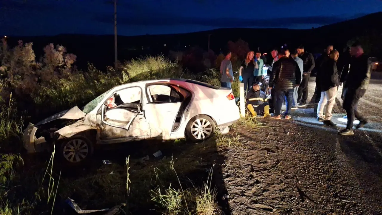 Otomobiller Çarpıştı, 7 Kişi Araçta Sıkıştı 3
