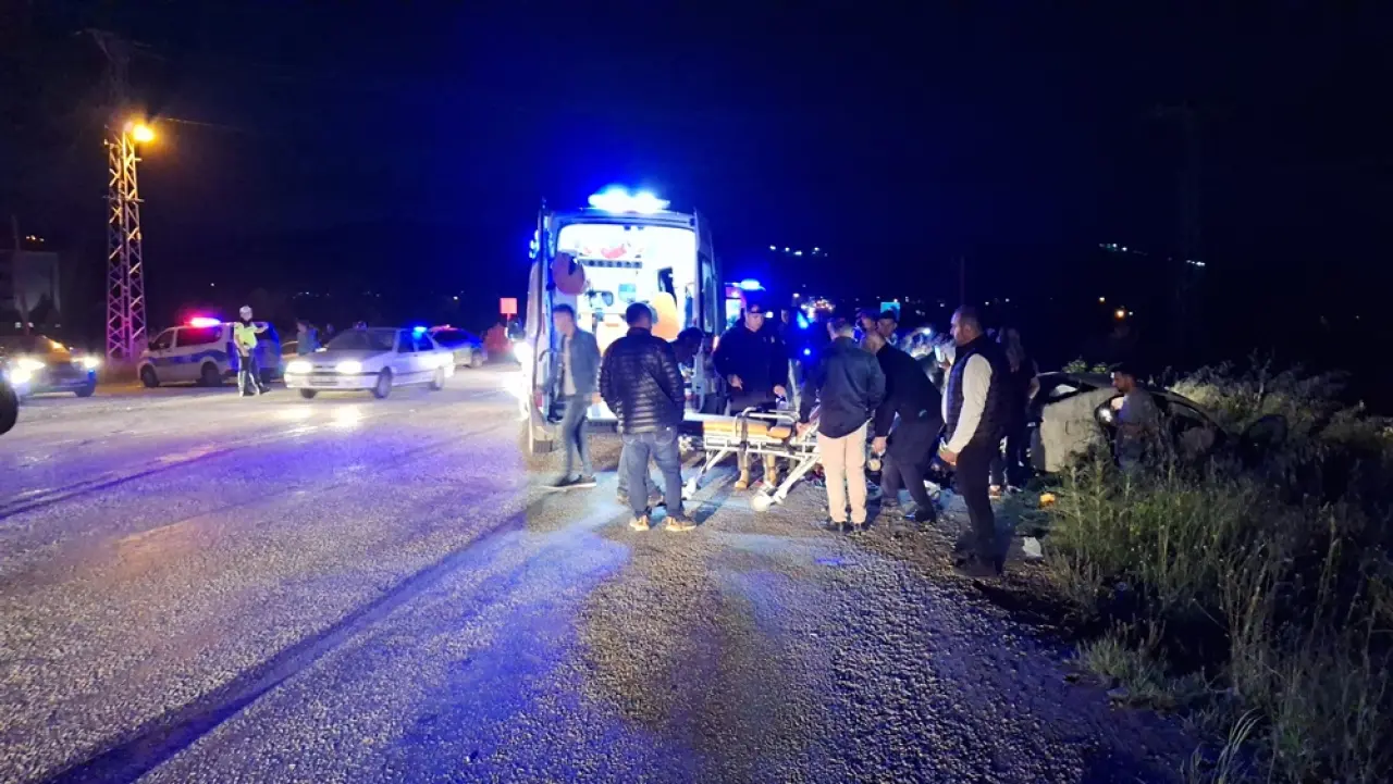 Otomobiller Çarpıştı, 7 Kişi Araçta Sıkıştı 7