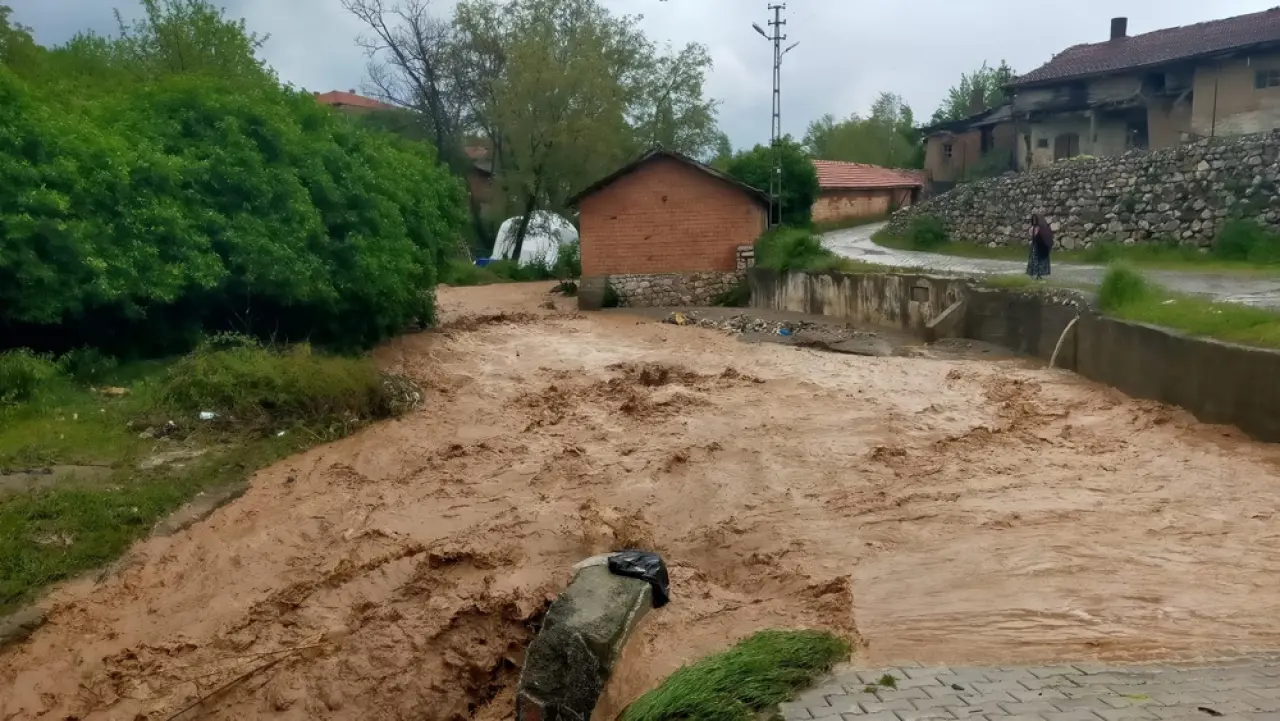Köyleri Sel Vurdu, Taşan Dereler Arazileri Yuttu 4