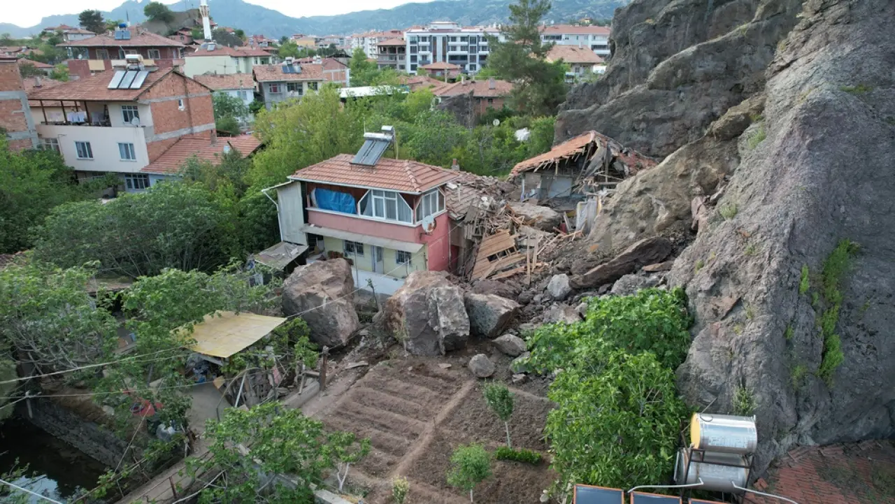 Gökyüzünden Kaya Yağdı, Mahalleli Sokağa Döküldü 5