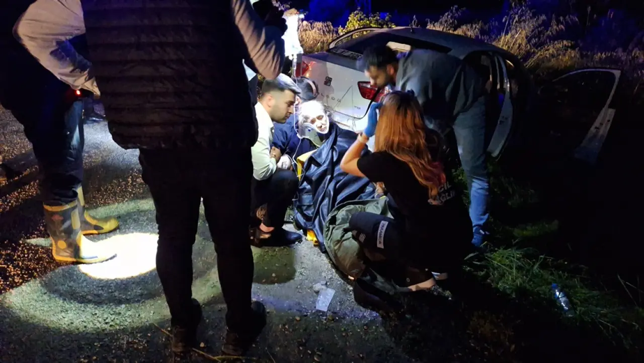 Otomobiller Çarpıştı, 7 Kişi Araçta Sıkıştı 1
