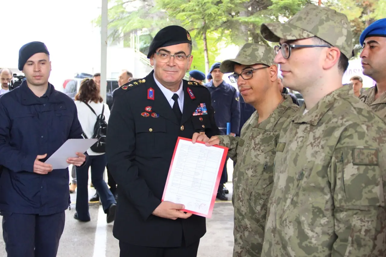 Eller Bayrakta Yürekler Gururla Çarptı 9