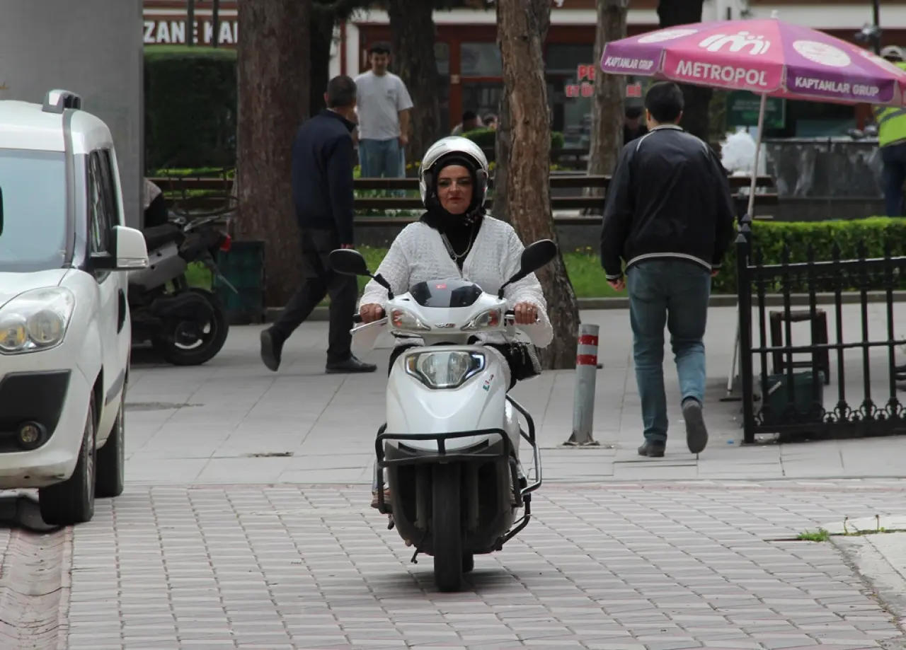 Evde Anne, Sokakta Motokurye 1