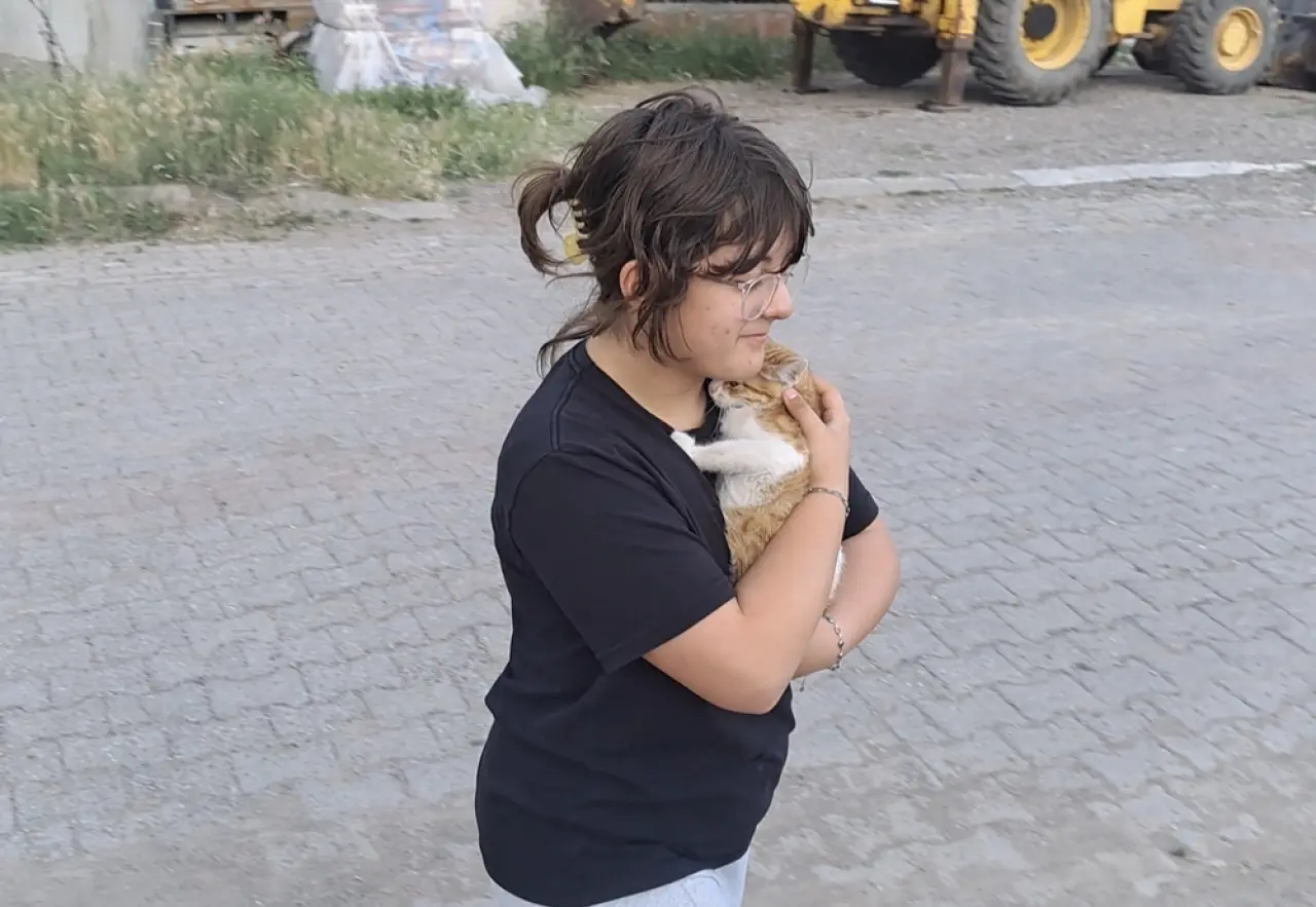 Çaya Düşen Kediyi İtfaiye Kurtardı 2