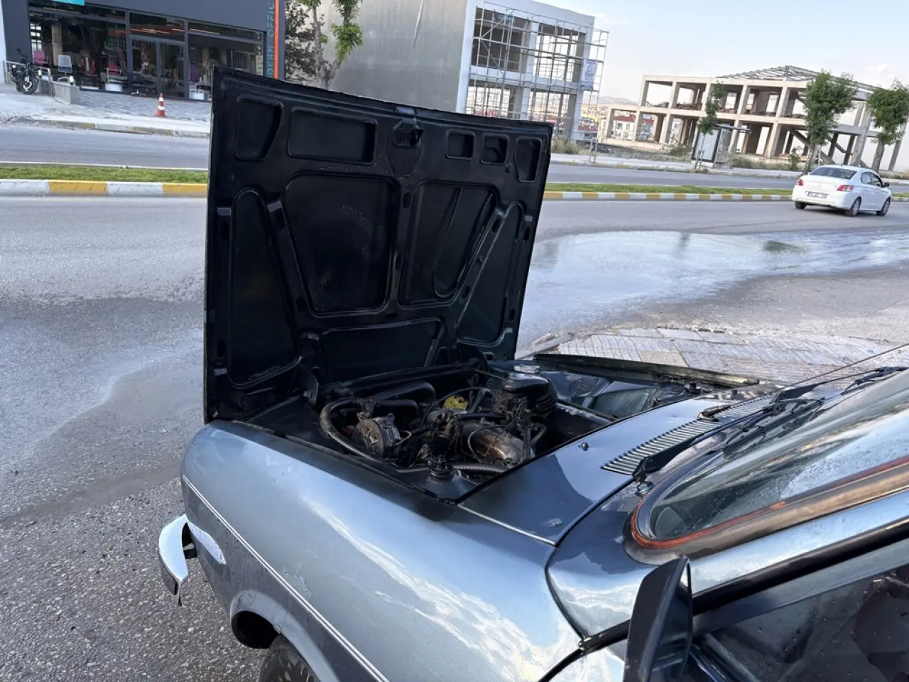 Otomobilde Çıkan Yangını Vatandaşlar Söndürdü 2