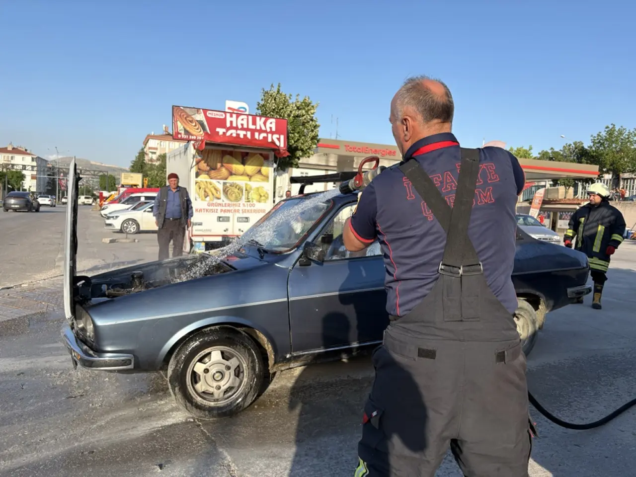 Otomobilde Çıkan Yangını Vatandaşlar Söndürdü 3