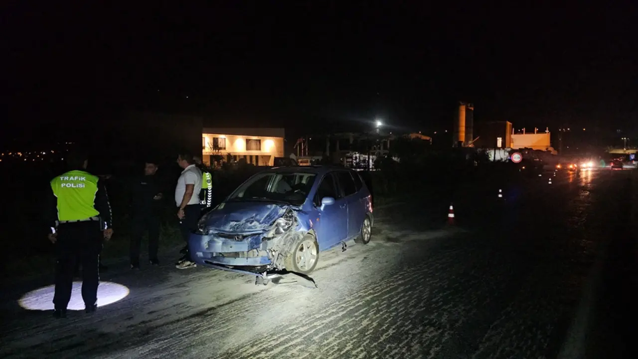 Ortaköy Yolunda İki Otomobil Kafa Kafaya Çarpıştı 2