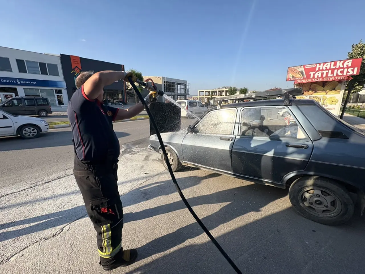 Otomobilde Çıkan Yangını Vatandaşlar Söndürdü 1
