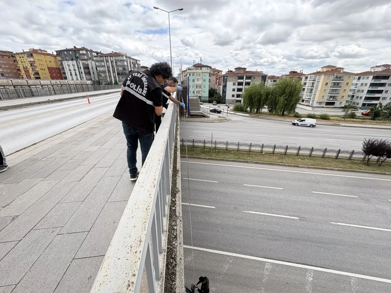 Bisikletle Geldi, Herkes Ona Bakarken Köprüden Atladı! 6