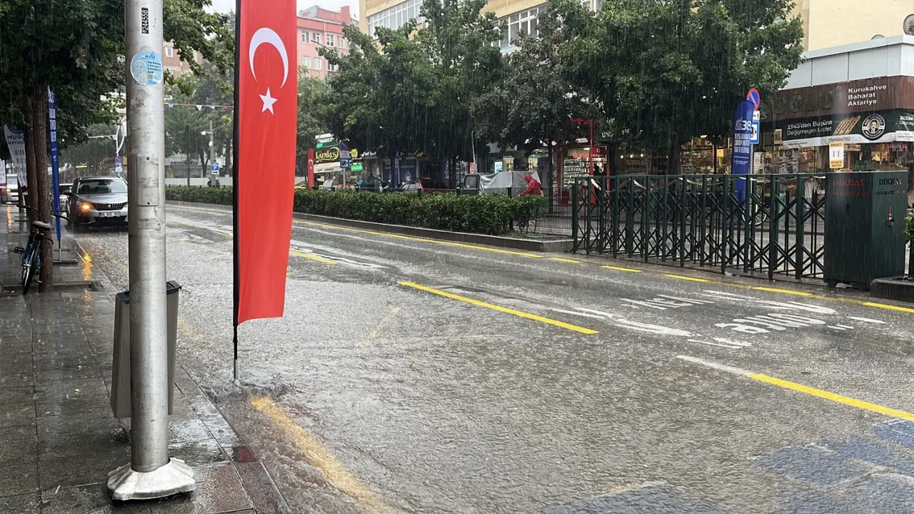 Sağanak Yağış Hayatı Felç Etti 8