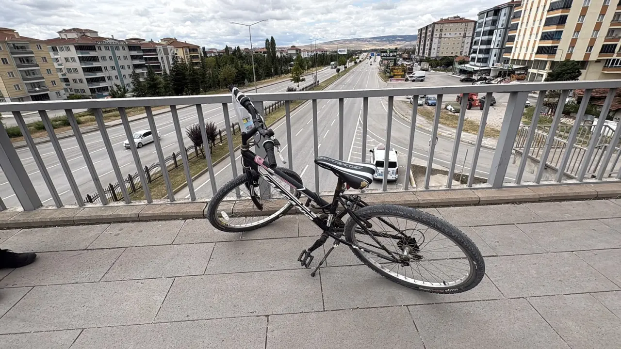 Bisikletle Geldi, Herkes Ona Bakarken Köprüden Atladı! 2