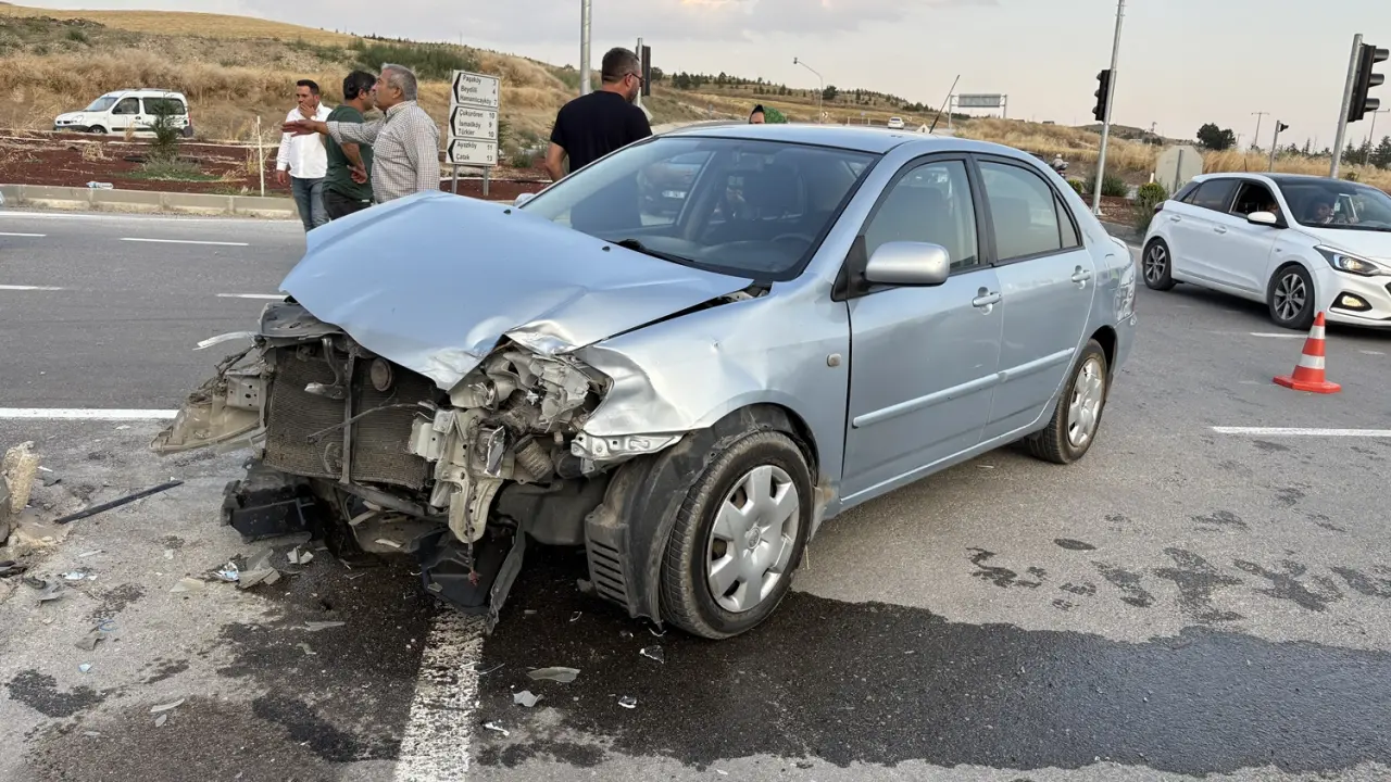 İki Otomobil Çarpıştı, Yara Almadan Kurtuldular 3