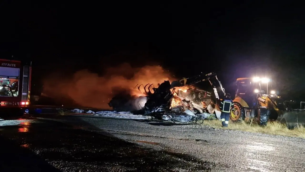 Devrilen TIR Alev Topuna Döndü 4